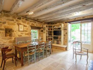 Maisons de vacances Grives Poolside Family Escape : photos des chambres