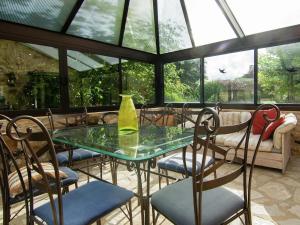 Maisons de vacances Grives Poolside Family Escape : photos des chambres