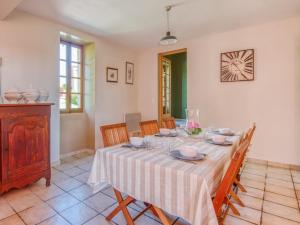Maisons de vacances Holiday Home Sauveterre with Pool : photos des chambres