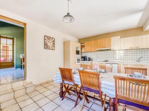 Maisons de vacances Holiday Home Sauveterre with Pool : photos des chambres