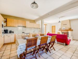 Maisons de vacances Holiday Home Sauveterre with Pool : photos des chambres
