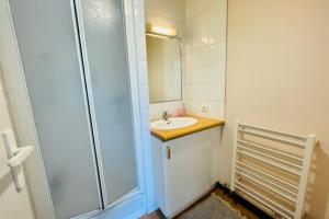 Spacious cocoon with pool in La Rochelle