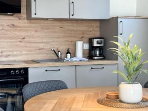 Hafenmeister Malte – Entspannt wohnen mit Balkon und Hafenflair