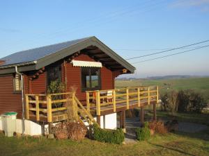Quiet chalet with panoramic view and fenced garden