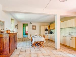 Maisons de vacances Holiday Home Sauveterre with Pool : photos des chambres