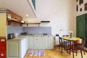 Central Tbilisi Modern 1BR Apt - By Wehost