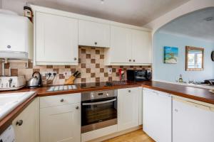 Dolphin Cottage - Short walk to Poole Quay with Private Garden