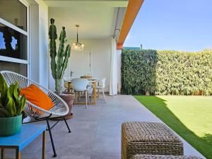 Stylish & cozy home by the beach