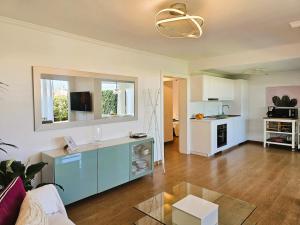 Stylish & cozy home by the beach