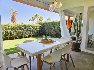 Stylish & cozy home by the beach