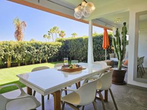 Stylish & cozy home by the beach