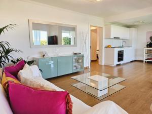 Stylish & cozy home by the beach