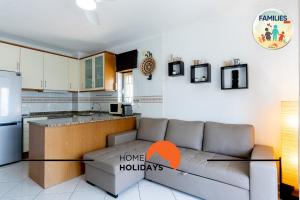 #275 Only Families - A Flor by Home Holidays