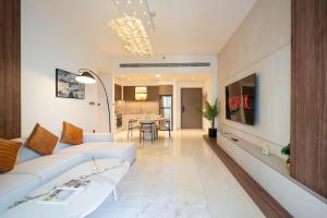 KeyRock - Palm View Apt with Pool & Gym Access