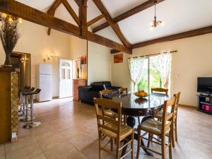 Maisons de vacances Holiday Home in Blanquefort with Pool : photos des chambres
