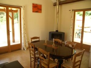 Maisons de vacances Holiday Home in Blanquefort with Pool : photos des chambres