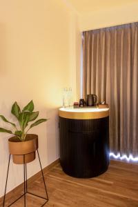 Hotel Limon - Near Huda City Centre I Balcony Rooms