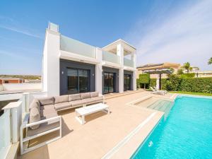 Stylish Villa with Lake Views