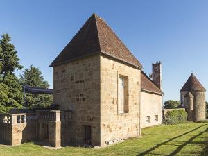 Maisons de vacances Mansion in Meaulne with Private Pool : photos des chambres