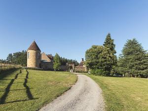 Maisons de vacances Mansion in Meaulne with Private Pool : photos des chambres