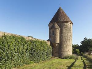 Maisons de vacances Mansion in Meaulne with Private Pool : photos des chambres