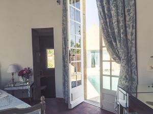 Maisons de vacances Mansion in Meaulne with Private Pool : photos des chambres