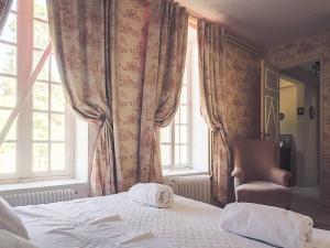 Maisons de vacances Mansion in Meaulne with Private Pool : photos des chambres