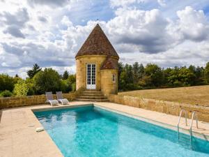 Maisons de vacances Mansion in Meaulne with Private Pool : photos des chambres
