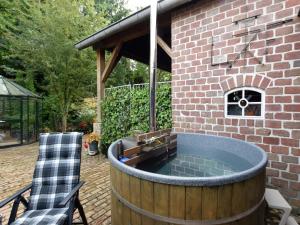 Cottage near Bourtange with Hot Tub