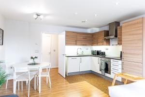 Modern Mile End Flat with Balcony & Terrace