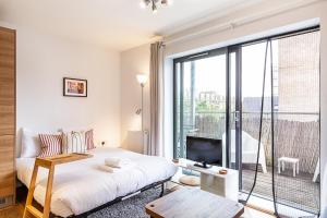 Modern Mile End Flat with Balcony & Terrace