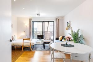 Modern Mile End Flat with Balcony & Terrace