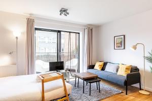 Modern Mile End Flat with Balcony & Terrace