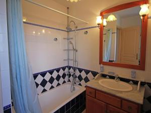 Maisons de vacances Holiday Home in Oppede with Private Pool : photos des chambres
