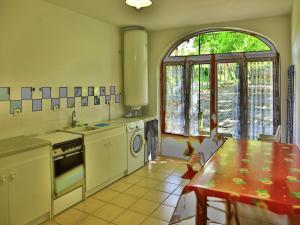 Maisons de vacances Holiday Home in Oppede with Private Pool : photos des chambres