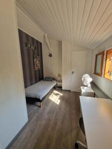 Maisons de vacances Quiet family cottage with pool, horse view : photos des chambres