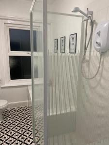 Spring Crescent Apartments - Spacious 1 Bed with Parking, Sleeps 4