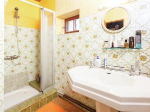 Maisons de vacances Holiday Home in Puy-l'Eveque with Pool : photos des chambres