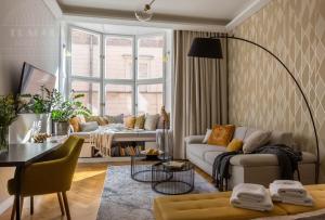 Feniks Main Square by Fragola Collection