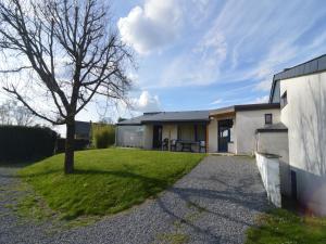 Sunny Cottage with Pool
