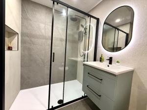 Detached Modern Flat 8 Min Walk to Pudsey Station