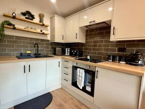 Detached Modern Flat 8 Min Walk to Pudsey Station