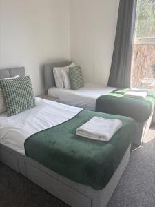 Spring Crescent Apartments - Spacious 1 Bed with Parking, Sleeps 4