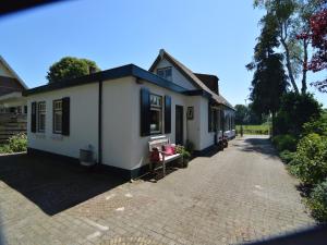 Holiday Home in Nijeberkoop near Nature