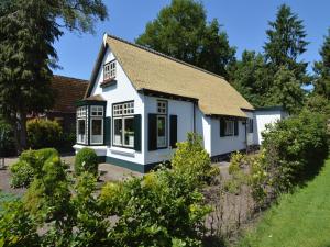 Holiday Home in Nijeberkoop near Nature