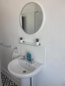 Spring Crescent Apartments - Spacious 1 Bed with Parking, Sleeps 4