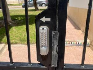 BEAUTIFUL RENOVATED 1 BEDROOM APARTMENT WITH ACCESS TO 4 POOLs