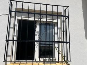 BEAUTIFUL RENOVATED 1 BEDROOM APARTMENT WITH ACCESS TO 4 POOLs