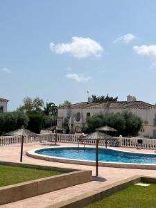 BEAUTIFUL RENOVATED 1 BEDROOM APARTMENT WITH ACCESS TO 4 POOLs