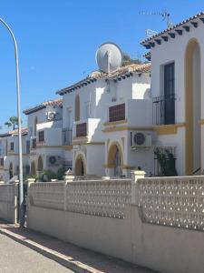 BEAUTIFUL RENOVATED 1 BEDROOM APARTMENT WITH ACCESS TO 4 POOLs